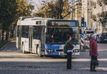 Даугавпилс занял последнее место среди крупных городов в оценке безопасности дорожного движения. Разбираемся, почему Даугавпилс занял последнее, шестое место среди городов государственного значения в конкурсе Министерства сообщения «Безопасность дорожного движения в краях Латвии — самый безопасный край и город государственного значения 2025 года». Иллюстративное фото из архива "Чайки"