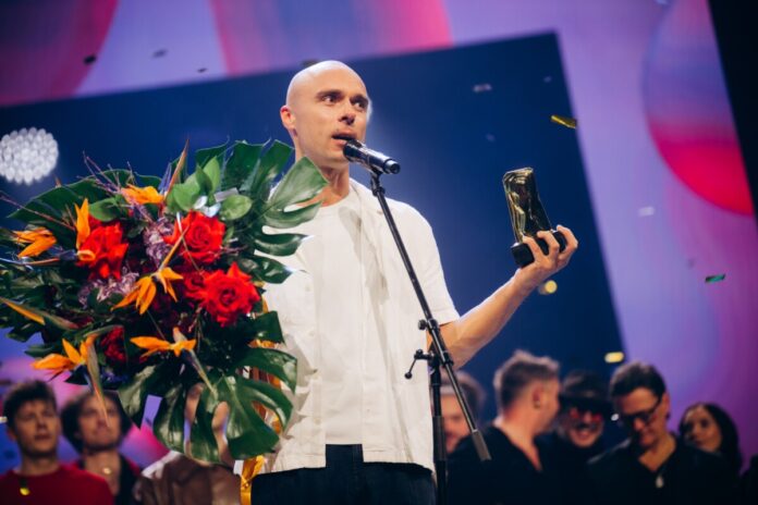 В финале «Музыкального банка 2025» победила песня Донса Tuvums. Второе место заняла композиция Lai tev apnīk skumt группы Sudden Lights, третье – Микс Галвановскис с песней Kad izdzisīs. Фото: Андрей Строкин / LSM