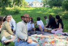 Терапия приключениями — это занятия на природе со специалистом, которые помогают приобрести важные жизненные навыки. Это один из методов работы с подопечными Краславского детского центра социальной реабилитации Mūsmājas. Фото с веб-сайта Краславского самоуправления
