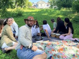Терапия приключениями — это занятия на природе со специалистом, которые помогают приобрести важные жизненные навыки. Это один из методов работы с подопечными Краславского детского центра социальной реабилитации Mūsmājas. Фото с веб-сайта Краславского самоуправления