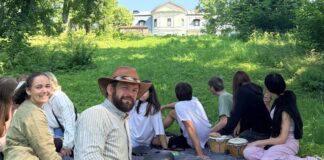 Терапия приключениями — это занятия на природе со специалистом, которые помогают приобрести важные жизненные навыки. Это один из методов работы с подопечными Краславского детского центра социальной реабилитации Mūsmājas. Фото с веб-сайта Краславского самоуправления