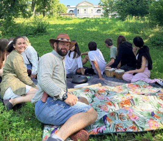 Терапия приключениями — это занятия на природе со специалистом, которые помогают приобрести важные жизненные навыки. Это один из методов работы с подопечными Краславского детского центра социальной реабилитации Mūsmājas. Фото с веб-сайта Краславского самоуправления