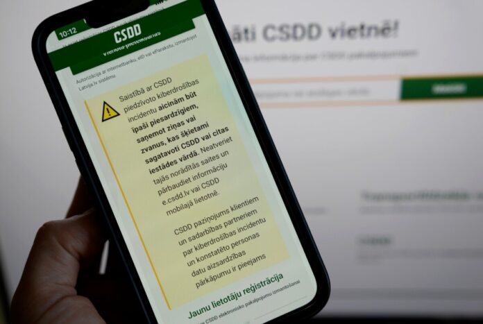 Ceļu satiksmes drošības direkcijas (CSDD) mobilajā lietotnē publicēts informatīvs paziņojums par piedzīvoto kiberdrošības incidentu un aicinājums iedzīvotājiem būt piesardzīgiem, saņemot paziņojumus, kas šķietami sagatavoti CSDD vai cit Комиссия Министерства сообщения закончила проверку кибератаки на Дирекцию безопасности дорожного движения (CSDD). Иллюстративное фото: Лита Миллере / LETA