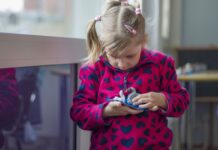 «У поддержки нет срока годности!» На ManaBalss собирают подписи за поддержку людей с аутизмом после 18 лет На платформе ManaBalss собирают подписи за то, чтобы люди с расстройствами аутистического спектра (РАС) могли продолжать получать финансируемую государством терапевтическую и социальную поддержку и после достижения совершеннолетия. Иллюстративное фото из архива "Чайки" / Даугавпилсский центр аутизма «Наш мир» (2020 год)
