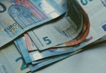 По словам представителей НПО, которые обсуждали на заседании подкомиссии Сейма по сокращению неравенства, часть людей опасается выходить на работу, считая, что сразу после трудоустройства лишится пособий и других видов поддержки. Иллюстративное изображение: pexels.com