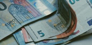 По словам представителей НПО, которые обсуждали на заседании подкомиссии Сейма по сокращению неравенства, часть людей опасается выходить на работу, считая, что сразу после трудоустройства лишится пособий и других видов поддержки. Иллюстративное изображение: pexels.com
