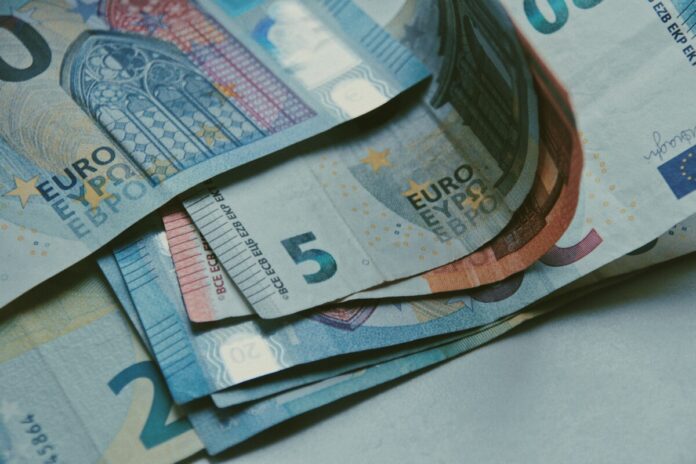 По словам представителей НПО, которые обсуждали на заседании подкомиссии Сейма по сокращению неравенства, часть людей опасается выходить на работу, считая, что сразу после трудоустройства лишится пособий и других видов поддержки. Иллюстративное изображение: pexels.com