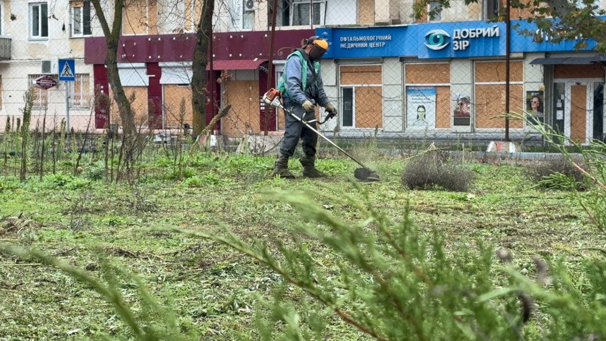 Херсон 30 октября 2026 года. Коммунальные службы убирают город. Фото Юрия Лобачёва