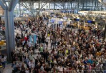 Пассажиры в аэропорту Штутгарта 5 октября 2026 года. Из-за сообщения о возможной бомбе полиция временно приостановила работу аэропорта, что привело к отменам и задержкам рейсов. Фото: Daniel Kessler / onw-images / dpa / picture alliance / AFP (с сайта Еврокомиссии)