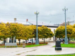 Дума сообщает о завершении работ по благоустройству сквера у Даугавпилсского университета. Фото: daugavpils.lv