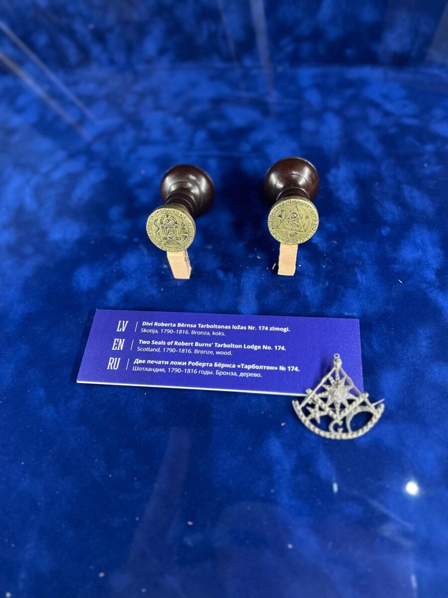 Две печати ложи Роберта Бёрнса «Тарболтон». 13 октября 2026 года, Рига, Masonic Museum Latvia. Фото: Элеонора Рузвельт