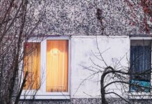 Чтобы помочь оплатить счета за электричество льготным категориям жителей, в Латвии направят 4,4 млн евро сэкономленных денег. Кроме того, ещё 2 млн евро дополнительного финансирования позволят сохранить для них ежемесячные скидки. Иллюстративное фото: Сергей Соколов (из архива "Чайки")