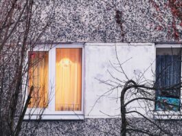 Чтобы помочь оплатить счета за электричество льготным категориям жителей, в Латвии направят 4,4 млн евро сэкономленных денег. Кроме того, ещё 2 млн евро дополнительного финансирования позволят сохранить для них ежемесячные скидки. Иллюстративное фото: Сергей Соколов (из архива "Чайки")