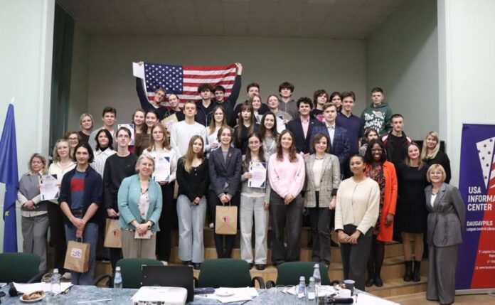 Участники прошлогоднего конкурса эрудитов American Day в Даугавпилсе. 3 декабря 2025 года. Фото: USA Information Center Daugavpils