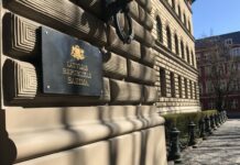 22 октября 2026 года депутаты Сейма Латвии закрепили в законе запрет на объединение новостных служб Латвийского радио и Латвийского телевидения. Журналисты считают это вмешательством в организацию работы медиа. Фото: Артурс Андерсонс / LSM