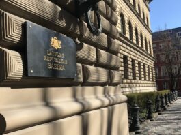 22 октября 2026 года депутаты Сейма Латвии закрепили в законе запрет на объединение новостных служб Латвийского радио и Латвийского телевидения. Журналисты считают это вмешательством в организацию работы медиа. Фото: Артурс Андерсонс / LSM