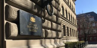 Сейм запретил объединять новостные службы Латвийского радио и телевидения. Руководство LSM и ассоциация журналистов против 22 октября 2026 года депутаты Сейма Латвии закрепили в законе запрет на объединение новостных служб Латвийского радио и Латвийского телевидения. Журналисты считают это вмешательством в организацию работы медиа. Фото: Артурс Андерсонс / LSM