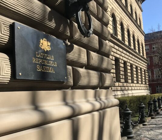 22 октября 2026 года депутаты Сейма Латвии закрепили в законе запрет на объединение новостных служб Латвийского радио и Латвийского телевидения. Журналисты считают это вмешательством в организацию работы медиа. Фото: Артурс Андерсонс / LSM
