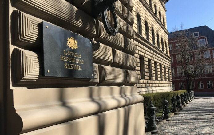 22 октября 2026 года депутаты Сейма Латвии закрепили в законе запрет на объединение новостных служб Латвийского радио и Латвийского телевидения. Журналисты считают это вмешательством в организацию работы медиа. Фото: Артурс Андерсонс / LSM