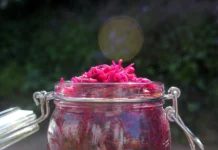 Розовая квашеная капуста со свёклой и фенхелем. Фото: Great British Chefs
