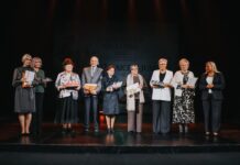 В Даугавпилсе вручили «Премии года в образовании»: наградили педагогов, молодых учителей и тех, кто поддерживает сферу образования В Даугавпилсе вручили «Премии года в образовании»: наградили педагогов, молодых учителей и тех, кто поддерживает сферу образования. На фото — те, кто получили номинацию «Призвание всей жизни». Фото: Ирина Маскаленко