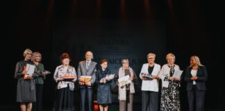 В Даугавпилсе вручили «Премии года в образовании»: наградили педагогов, молодых учителей и тех, кто поддерживает сферу образования. На фото — те, кто получили номинацию «Призвание всей жизни». Фото: Ирина Маскаленко