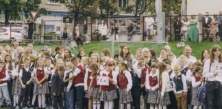 Ремонты школ и переезды: родители в Даугавпилсе беспокоятся, как детям совмещать учёбу и тренировки День знаний в Даугавпилсской средней школе Центра. 1 сентября 2026 года. Фото: Евгений Ратков