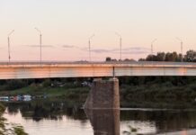 Дума Даугавпилса заключила договор на реконструкцию моста Единства. Работы начнут с установки временного моста Мост Единства в Даугавпилсе. 28 сентября 2026 года. Фото: Анна Кусиня