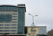 Жители Даугавпилса обеспокоены - на гостинице "Латгола" перестали работать часы. Фото: Анна Кусиня (19 октября 2026 года)