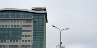 Жители Даугавпилса обеспокоены - на гостинице "Латгола" перестали работать часы. Фото: Анна Кусиня (19 октября 2026 года)