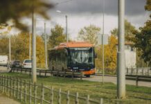 С 1 ноября в Даугавпилсе изменится расписание пяти автобусных маршрутов: какие рейсы отменят Автобус №10 в Даугавпилсе. Октябрь 2024 года. Фото: Евгений Ратков