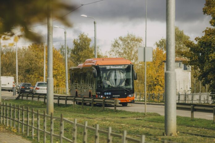 Автобус №10 в Даугавпилсе. Октябрь 2024 года. Фото: Евгений Ратков