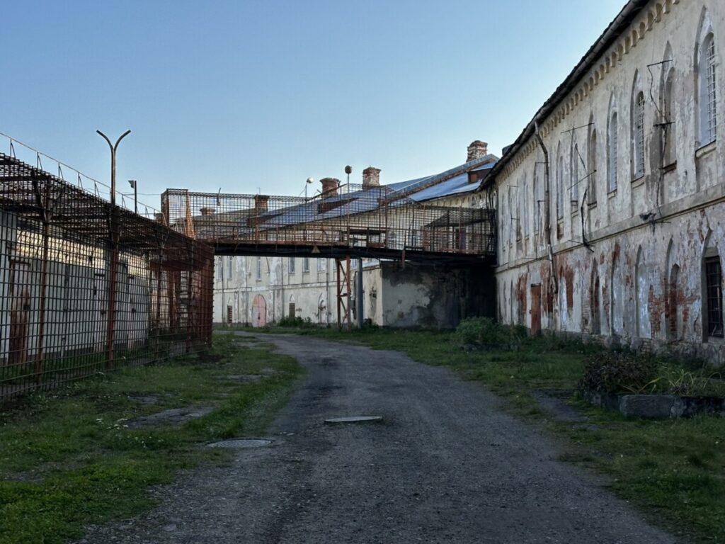 Здание Гривской тюрьмы в Даугавпилсе. 8 октября 2026 года. Фото: Анастасия Шубина
