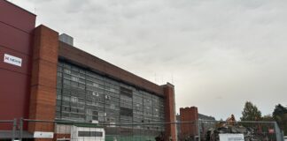 Северная промышленная зона в Даугавпилсе, где завершился демонтаж заброшенного здания. 14 октября 2026 года. Фото: Анастасия Шубина