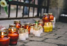 7 октября у Даугавпилсской синагоги зажгут свечи в память о погибших Цветы и свечи у синагоги Даугавпилса 9 октября 2023 года. Фото: Евгений Ратков