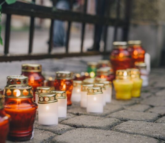 7 октября у Даугавпилсской синагоги зажгут свечи в память о погибших Цветы и свечи у синагоги Даугавпилса 9 октября 2023 года. Фото: Евгений Ратков