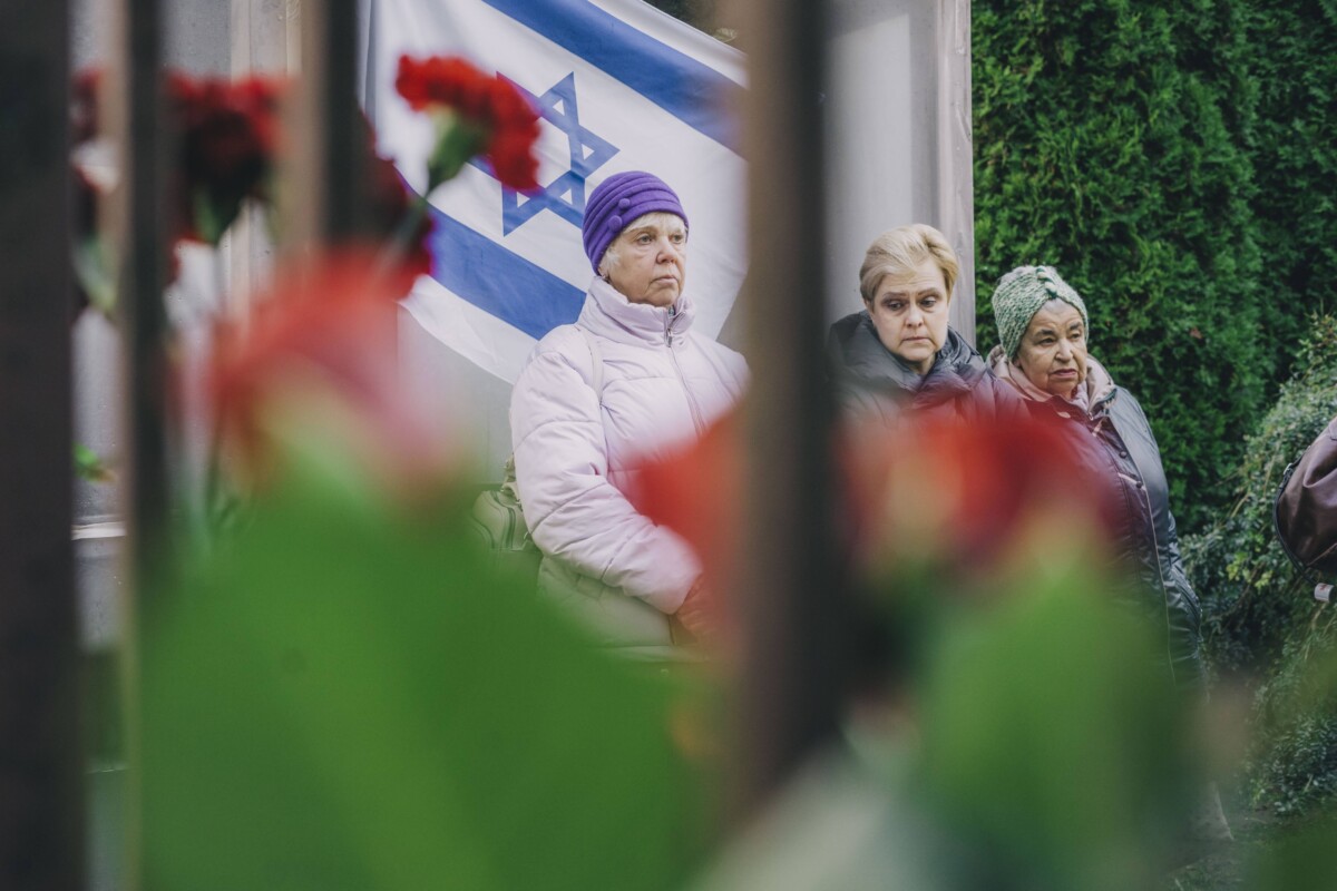 Памятное мероприятияе у синагоги в Даугавпилсе 9 октября 2023 года. Фото: Евгений Ратков