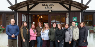 Команда "Чайки" отмечает день рождения в конном дворе Klajumi. Фото: Анжела Спиридонова