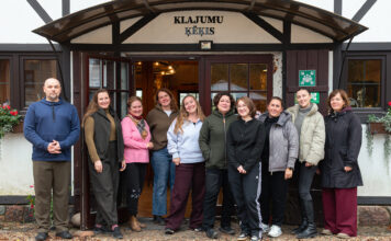 Команда "Чайки" отмечает день рождения в конном дворе Klajumi. Фото: Анжела Спиридонова