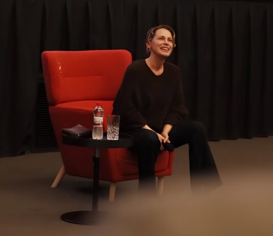 Кристина Захарова перед премьерой фильма Андрея Звягинцева «Минотавр» Даугавпилсе. 16 октября 2026 года. Фото: STARLINE Kino