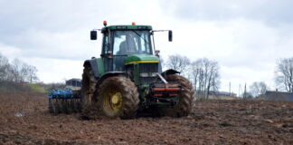 В Латгалии за сентябрь зарегистрировали четыре кражи топлива. Полиция даёт советы владельцам техники В сентябре в Латгалии зарегистрировали четыре случая кражи топлива - из автомобиля, двух тракторов и экскаватора. Иллюстративное фото: Зане Битере / LETA