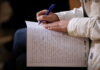 Проверить себя и вспомнить правила: в Латвии пройдут два онлайн-диктанта — по латышскому и латгальскому языкам Международный диктант по латышскому языку. 15 октября 2025 года. Фото: Evija Trifanova / LETA