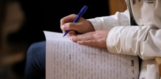 Международный диктант по латышскому языку. 15 октября 2025 года. Фото: Evija Trifanova / LETA