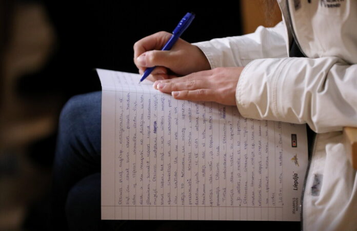 Notiek pasaules diktāts latviešu valodā Международный диктант по латышскому языку. 15 октября 2025 года. Фото: Evija Trifanova / LETA