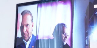 Обвиняемый по уголовному делу депутат Рижской думы, лидер партии «Стабильности!» и бывший депутат Сейма Алексей Росликов (на экране слева) во время судебного заседания в Рижском городском суде по уголовному делу о разжигании национальной и этнической ненависти. Фото: Иева Лейниша / LETA
