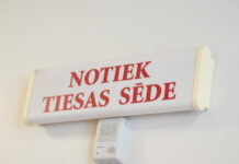 Трагедия в Плявниеках: родители погибшего мальчика считают приговор слишком мягким и намерены его обжаловать После гибели двух мальчиков в Плявниеках владельца оружия приговорили к двум годам тюрьмы за нарушение правил его хранения. Родители одного из них планируют обжаловать приговор. Иллюстративное фото: Эдийс Паленс / LETA