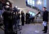 Советник премьер-министра и новоизбранный депутат Сейма от «Объединённого списка» Мартиньш Бренцис общается с журналистами в здании Кабинета министров после следственных действий, проведённых KNAB в рамках уголовного дела Европейской прокуратуры. Фото: Иева Лейниша / LETA