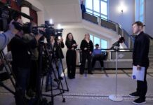 Советник премьер-министра и новоизбранный депутат Сейма от «Объединённого списка» Мартиньш Бренцис общается с журналистами в здании Кабинета министров после следственных действий, проведённых KNAB в рамках уголовного дела Европейской прокуратуры. Фото: Иева Лейниша / LETA