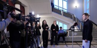 Советника премьера Бренциса задержали и отпустили по делу о возможном мошенничестве с фондами ЕС. Политик отрицает нарушения Советник премьер-министра и новоизбранный депутат Сейма от «Объединённого списка» Мартиньш Бренцис общается с журналистами в здании Кабинета министров после следственных действий, проведённых KNAB в рамках уголовного дела Европейской прокуратуры. Фото: Иева Лейниша / LETA
