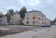 В Даугавпилсе до 23 октября обещают отремонтировать дорогу на перекрёстке улиц Нометню и Фебруара Перекрёсток улиц Нометню и Фебруара. В августе здесь демонтировали рельсы. Фото читателя "Чайки"
